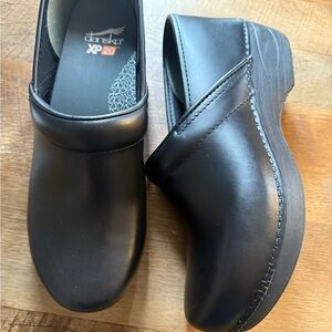 Dansko XP 2.0 Black Professional Slip Resistant Clogs Shoes Size 40 9.5